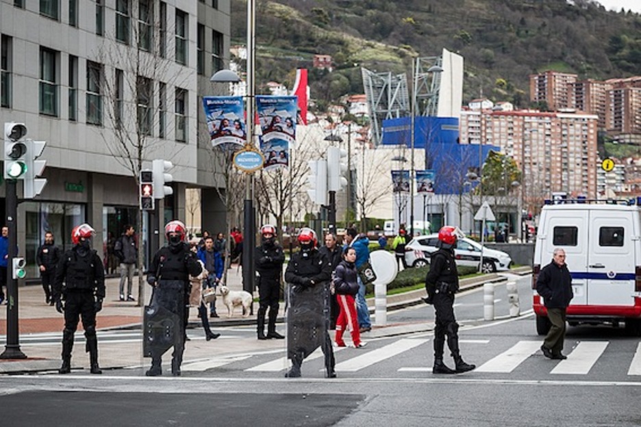 Despliegue de la Ertzaintza, con el Guggenheim de fondo. (Aritz LOIOLA/ARGAZKI PRESS) Despliegue de la Ertzaintza, con el Guggenheim de fondo. (Aritz LOIOLA/ARGAZKI PRESS)