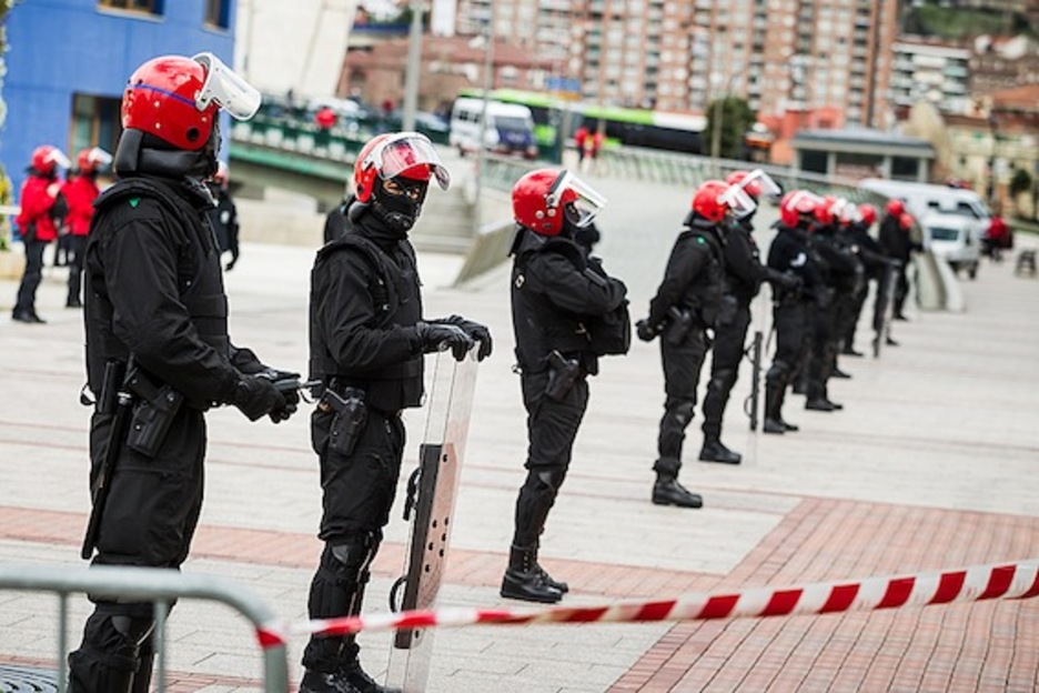 Gran despliegue de la Ertzaintza frente al Guggenheim. (Aritz LOIOLA/ARGAZKI PRESS) Gran despliegue de la Ertzaintza frente al Guggenheim. (Aritz LOIOLA/ARGAZKI PRESS)