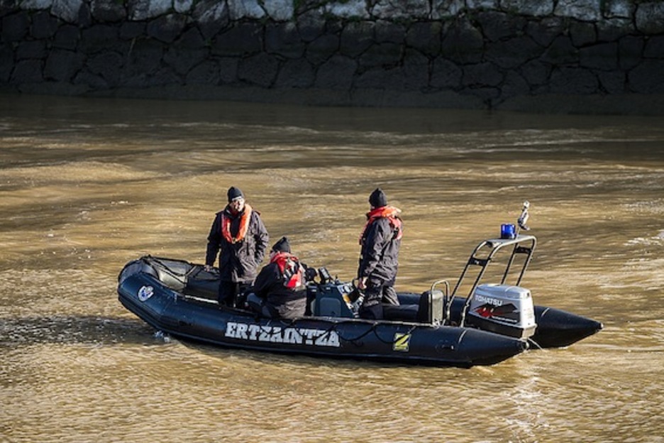 Ertzainas, patrullando la ría de Bilbo. (Aritz LOIOLA/ARGAZKI PRESS) Ertzainas, patrullando la ría de Bilbo. (Aritz LOIOLA/ARGAZKI PRESS)