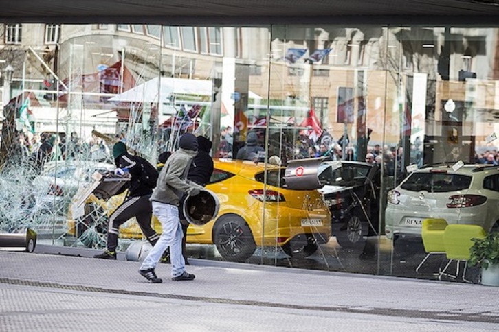 Encapuchados rompen las lunas de un concesionario. (Aritz LOIOLA / ARGAZKI PRESS)