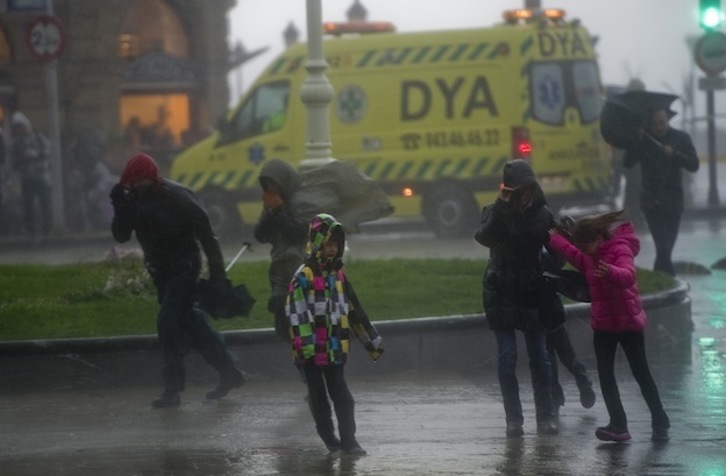 Lucha contra el viento y la lluvia en Donostia. (Juan Carlos RUIZ / ARGAZKI PRESS)