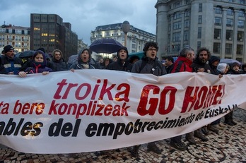 Contra viento y marea, el rechazo a la troika ha sido continuo a lo largo de la jornada. (Monika DEL VALLE / ARGAZKI PRESS) 