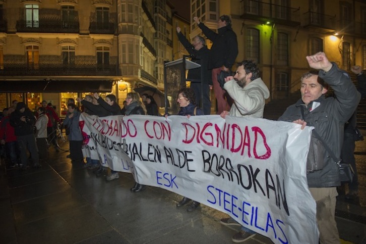 Pancarta de la manifestación celebrada en Gasteiz en recuerdo a las víctimas del 3 de marzo. (Juanan RUIZ / ARGAZKI PRESS)