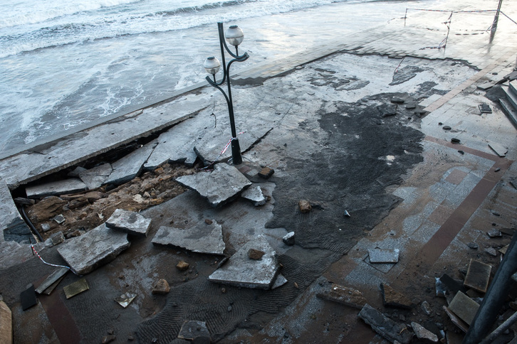Kalte handia eragin du denboraleak gauean Zarautzen. Irudian malekoia gaur goizean. (Gorka RUBIO / ARGAZKI PRESS)