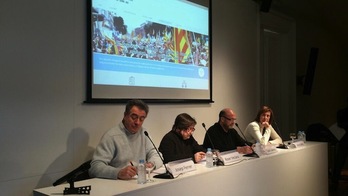 Presentación de ‘Per un referèndum tant sí com no’ en el Col·legi de Periodistes de Catalunya. (@PerUnReferèndum)