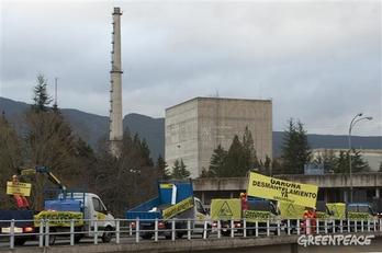 Greenpeace ha intentado acceder a la central de Garoña con varios camiones. (@GREENPEACE_ESP)