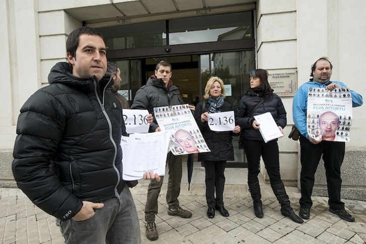 Miembros de la plataforma Angel Gogoan y familiares, antes de entregar las firmas. (Iñigo URIZ/ARGAZKI PRESS)