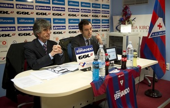 Los directivos del Eibar José Miguel Fiallegas y Alex Aranzabal. (Juan Carlos RUIZ / ARGAZKI PRESS)