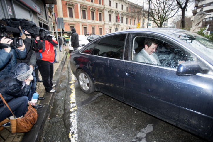 Jiménez abandona en coche la sede del PSN el pasado sábado. (Iñigo URIZ/ARGAZKI PRESS)