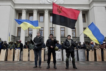 Miembros opositores custodian el Parlamento ucraniano en Kiev. (Piero QUARANTA/AFP)