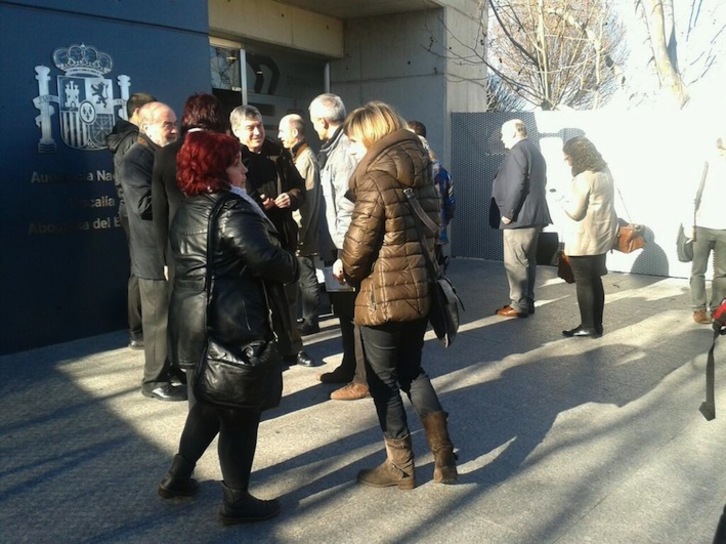 Los procesados aguardan antes de entrar en la sede de la AN. (@albertopradilla)