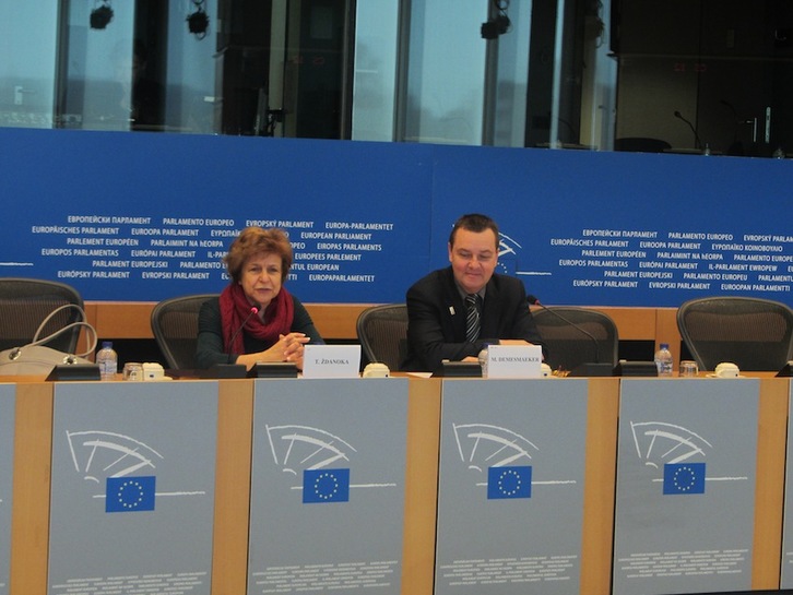 Tatjana Zdanoka, junto a Mark Demesmaeker, en una comparecencia celebrada en Bruselas. (FRIENDSHIP)