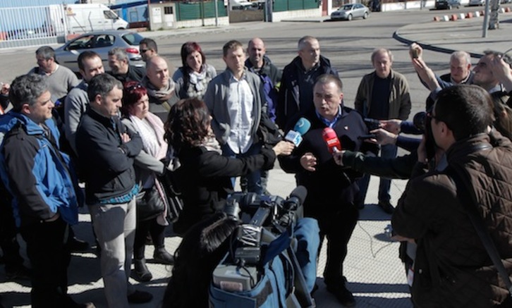 Karmelo Landa atiende a los medios rodeado por algunos de los imputados. (J. DANAE/ARGAZKI PRESS)
