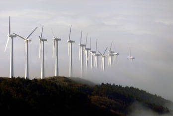 Molinos de viento en Erreniaga, una de las alternativas a los combustibles fósiles. (Iñigo URIZ/ARGAZKI PRESS)