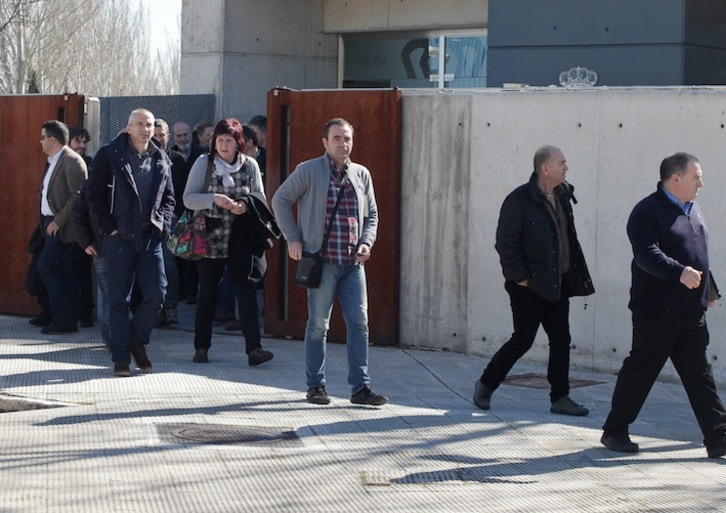 Algunos de los procesados salen de la Audiencia Nacional tras la sesión de ayer. (J. DANAE/ARGAZKI PRESS)