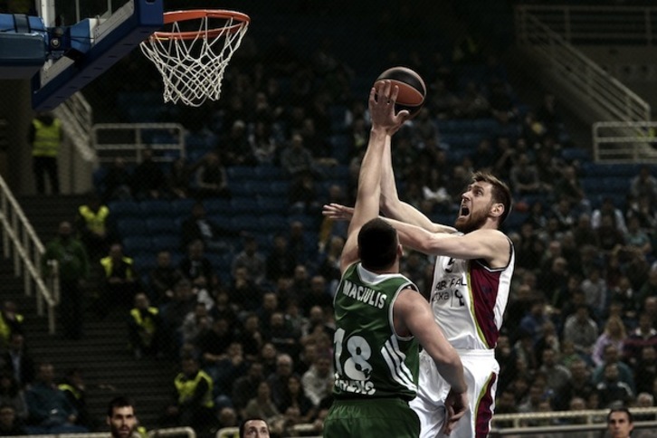 Nocioni busca la canaste griega con la oposición de Maciulis. (Angelos TZORTZINIS / AFP PHOTO) 