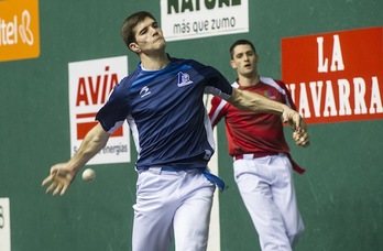 Zabaleta se dispone a golpear ante la mirada de Albisu. (Jagoba MANTEROLA / ARGAZKI PRESS)