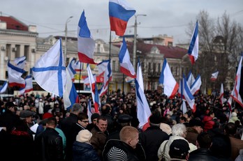 Movilización celebrada esta mañana en Crimea por los partidarios de la reunificación con Rusia. (Philippe MONTEFORTE / AFP)
