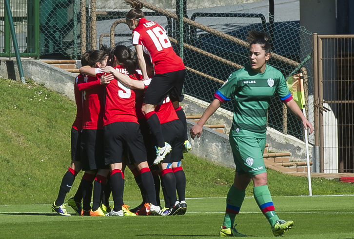 Athleticeko emakumezkoak gola ospatzen. (Luis JAUREGIALTZO / ARGAZKI PRESS)