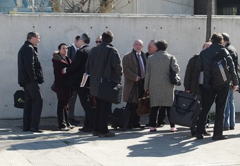 Abogados y algunos de los procesados, en el exterior de la Audiencia Nacional. (J. DANAE/ARGAZKI PRESS)