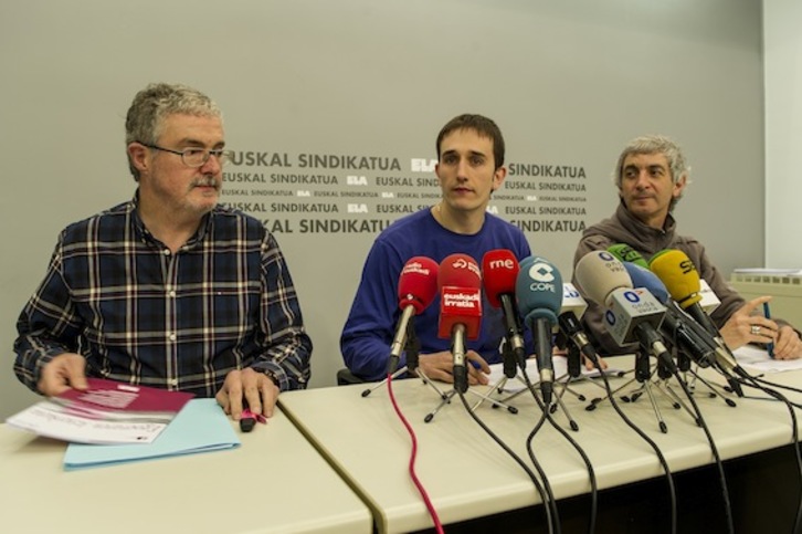 Adolfo Muñoz, Iñaki Zabaleta y Mikel Noval, en la rueda de prensa celebrada en Bilbo. (Monika DEL VALLE/ARGAZKI PRESS)
