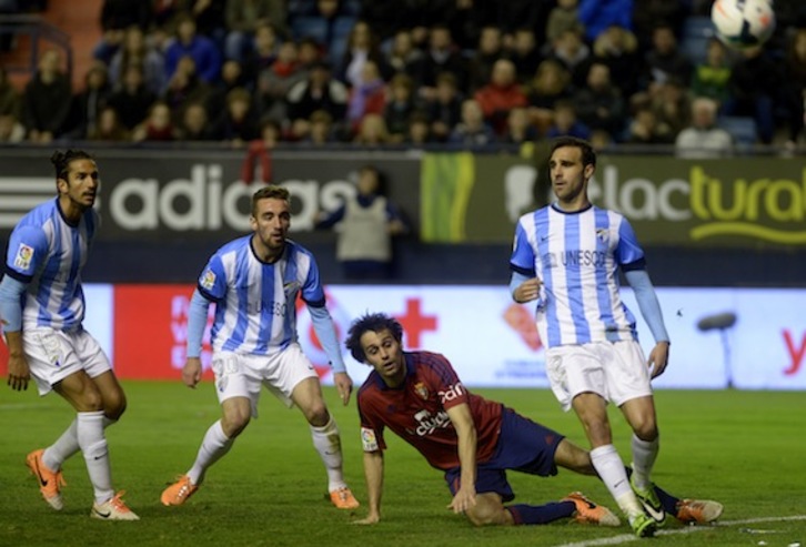 Arribas, en el suelo, entre tres jugadores del Málaga. (Iñigo URIZ/ARGAZKI PRESS)