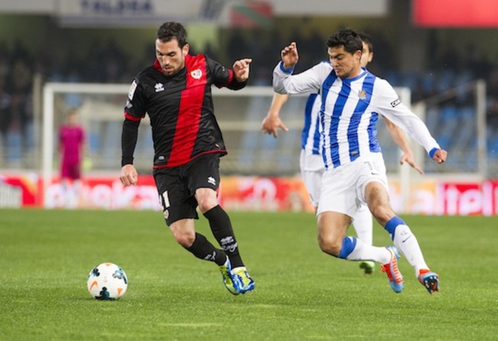Chory Castro corre junto a un jugador del Rayo. (Gorka RUBIO/ARGAZKI PRESS)