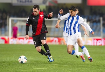 Chory Castro corre junto a un jugador del Rayo. (Gorka RUBIO/ARGAZKI PRESS)