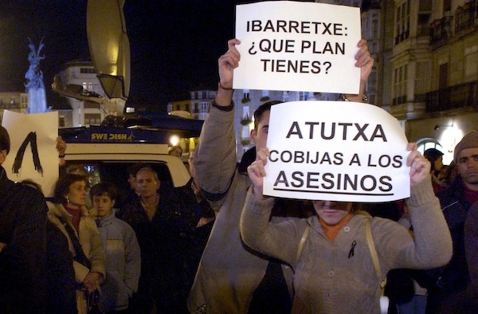 <strong>Se encaran con Ibarretxe</strong> tras la concentración de Gasteiz. (J. R. / ARGAZKI PRESS)