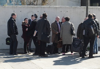 Abogados defensores y procesados, a las puertas de la Audiencia Nacional española. (J. DANAE/ARGAZKI PRESS)