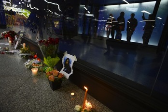 Velas, flores y fotografías en la estación de Atocha. (Pierre-Philippe MARCOU / AFP PHOTO)