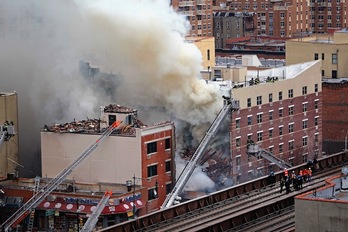 Los bomberos trabajan en la extinción del incendio generado por la explosión. (Justin HEIMAN/GETTY IMAGES/AFP)