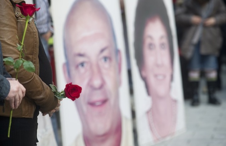 Claveles rojos durante un homenaje a Ángel Berrueta y Kontxi Santxiz. (Jagoba MANTEROLA/ARGAZKI PRESS)