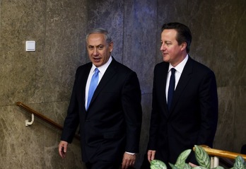 El primer ministro israelí, Benjamín Netanyahu, con su homólogo británico, David Cameron. (Ronen ZVULUN/AFP PHOTO)