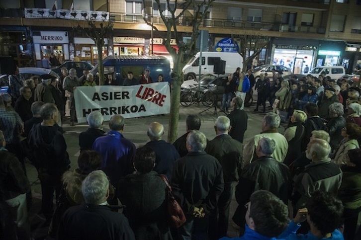 Concentración frente a la «herriko taberna» de Santutxu. (Luis JAUREGIALTZO/ARGAZKI PRESS)
