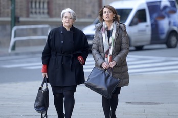 Lourdes Goicoechea y Yolanda Barcina llegan al Parlamento. (Iñigo URIZ/ARGAZKI PRESS)