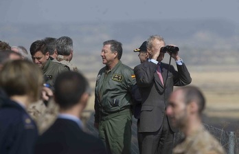 El ministro español de Defensa, Pedro Morenés, sigue los ejercicios con unos prismáticos. (Jagoba MANTEROLA/ARGAZKI PRESS)