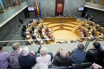 Los alcaldes que apoyan la ILP han asistido al pleno. (Iñigo URIZ/ARGAZKI PRESS)