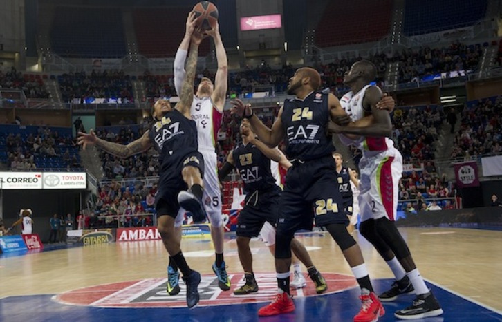 Un lance del encuentro entre el Laboral Kutxa y el Emporio Armani. (Raul BOGAJO/ARGAZKI PRESS)