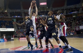 Un lance del encuentro entre el Laboral Kutxa y el Emporio Armani. (Raul BOGAJO/ARGAZKI PRESS)