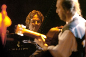 Chano Domínguez y Paco de Lucía, en una actuación conjunta en el Festival de Jazz de Gasteiz en 2004. (Juanan RUIZ/ARGAZKI PRESS)