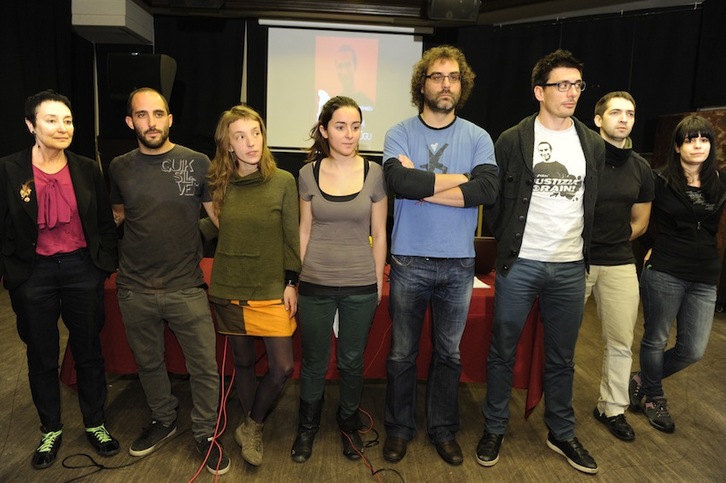 Abogada, familiares y amigos de Iñigo Cabacas han comparecido hoy en Bilbo. (ARGAZKI PRESS)