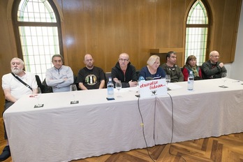 Domingo Aizpurua y Mariló Gorostiaga, en el centro de la mesa, han ejercido de portavoces. (Iñigo URIZ/ARGAZKI PRESS))