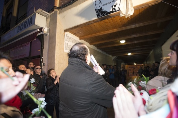Momento en el que descubrieron la placa en recuerdo de Ángel Berrueta. (Iñigo URIZ/ARGAZKI PRESS)