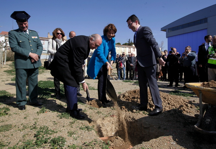 Barcina y Fernández Díaz colocan la primera piedra del cuartel de la Guardia Civil en Fitero. (Iñigo URIZ / ARGAZKI PRESS)