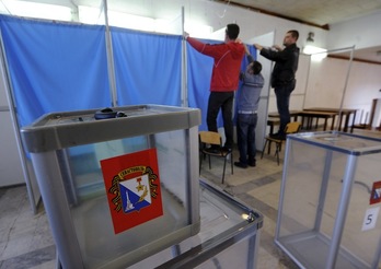 Empleados disponen las urnas para el referéndum en Sevastopol. (Viktor DRACHEV / AFP)