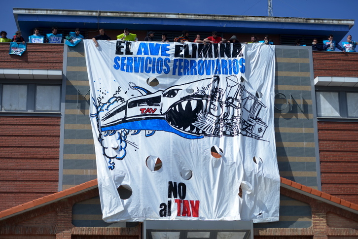 Protesta contra el TAV y la desinversión en el tren convencional en el Museo del Ferrocarril de Castejón en 2014. (Iñigo URIZ/FOKU)