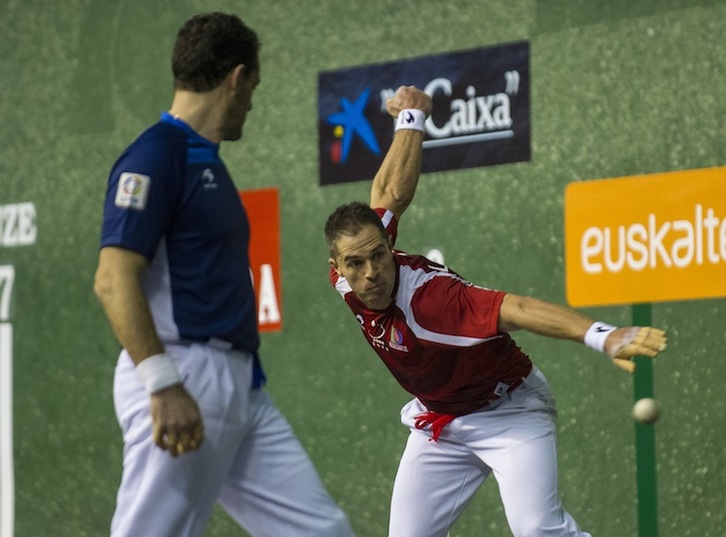 Aimar Olaizolaren errematea Titin begira duela. (Monika del VALLE / ARGAZKI PRESS)