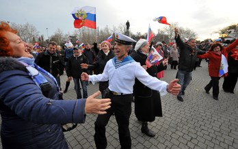 Crimeos bailan en el centro de Simferopol. (Viktor DRACHEV / AFP)