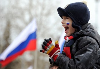 Un niño celebra la victoria en el referéndum de Crimea. (Alexander KUDHOTEPLY / AFP)